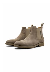 Beige nubuck Chelsea boots met een gladde afwerking, elastische zijkanten, trekbanden en platte zolen. Voorzien van ronde neuzen en minimale stiksels.