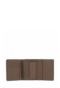 Portefeuille en cuir marron avec plusieurs emplacements pour cartes, une poche à monnaie à rabat et une fermeture à bouton-pression, entièrement ouvert et vide.