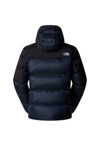 Granatowa kurtka puchowa z kapturem, z pikowanym wzorem, jednolitą czarną górną częścią i logo na lewym ramieniu.