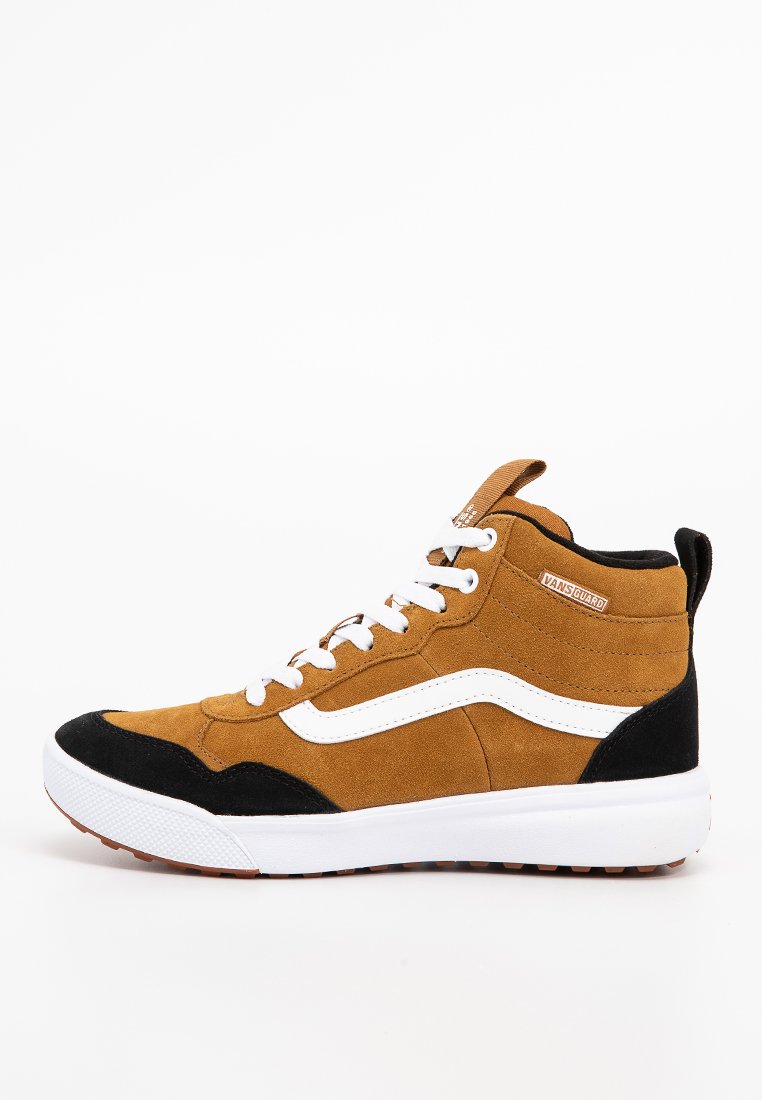 Zapatilla alta marrón y negra con suela y cordones blancos, que presenta una franja blanca y la etiqueta "Vans Guard" en el lateral.