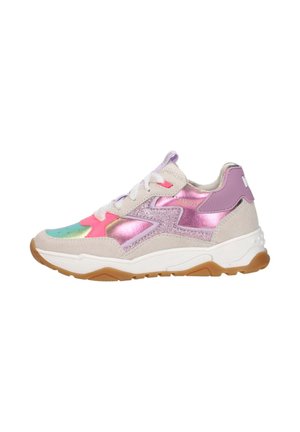 Zware sneaker met beige suède, iriserende roze en groene panelen, glinsterende roze accenten, lavendelkleurige hielstuk, witte veters en een gumzool.