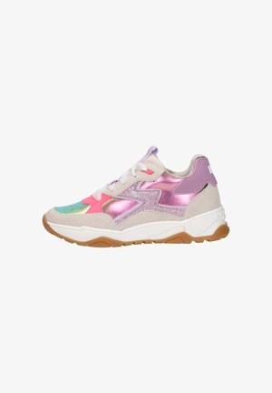 Zware sneaker met beige suède, iriserende roze en groene panelen, glinsterende roze accenten, lavendelkleurige hielstuk, witte veters en een gumzool.