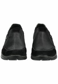 Zwarte leren instapschoenen met suède accenten, een gladde afwerking, contrasterende witte stiksels en een gestructureerde rubbere zool.