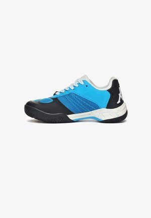 Scarpa atletica blu e nera con pannelli in rete, punta testurizzata e suola in gomma. Presenta dettagli bianchi e lacci, progettata per le prestazioni.