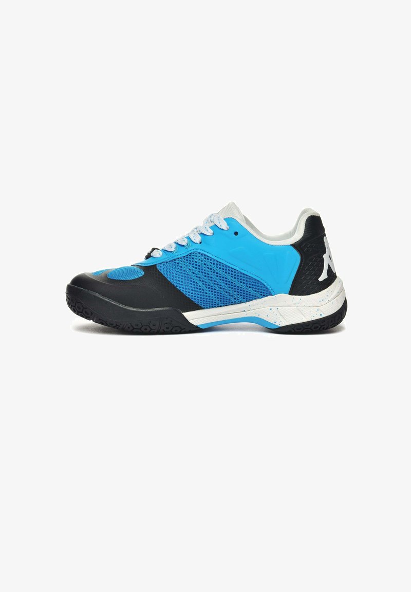 Scarpa atletica blu e nera con pannelli in rete, punta testurizzata e suola in gomma. Presenta dettagli bianchi e lacci, progettata per le prestazioni.