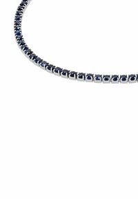 Collar de piedra azul con engaste de metal plateado. Presenta una fila continua de piedras cortadas en forma cuadrada, reflejando la luz con un acabado pulido.