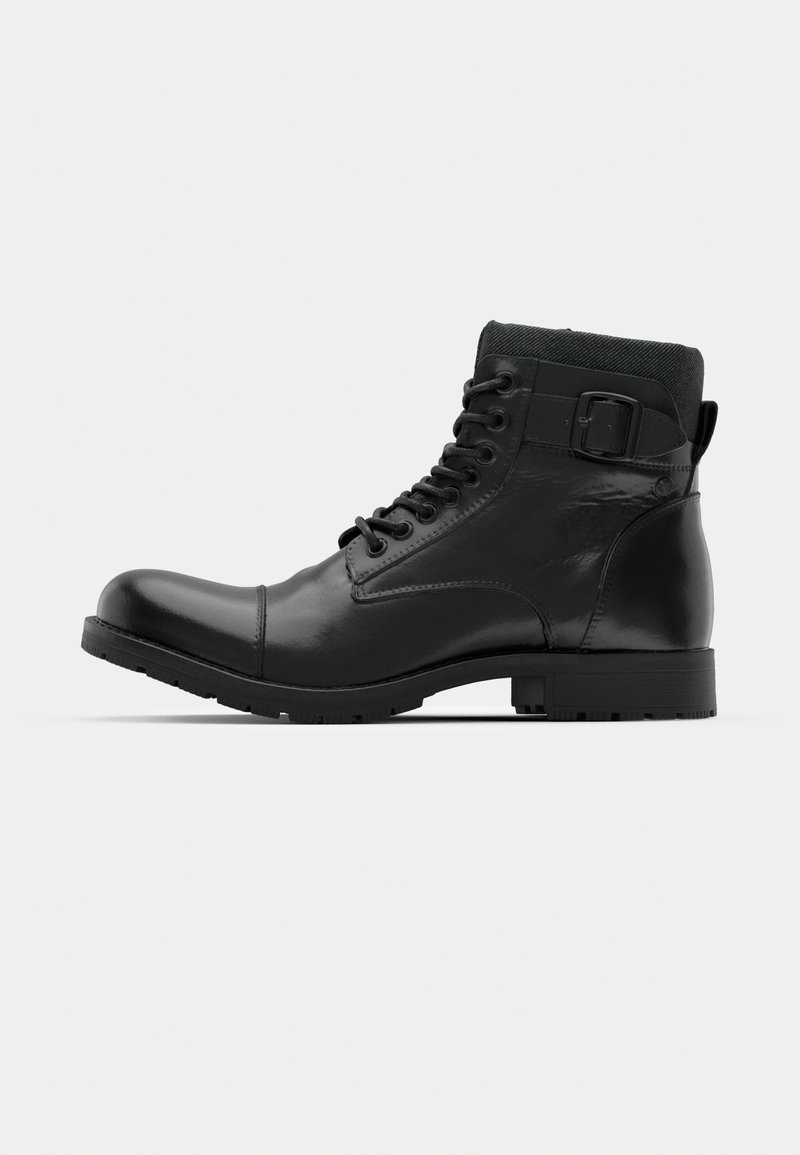 Stivali in pelle nera a metà polpaccio con finitura liscia, punta tonda, design con lacci e colletto in tessuto testurizzato con dettaglio in metallo.