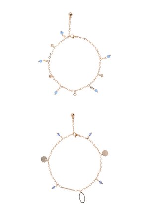 Dwie złote bransoletki na łańcuszku z niebieskimi koralikami i geometrycznymi zawieszkami, jedna z kwadratowymi zawieszkami, druga z okrągłymi i owalnymi zawieszkami.