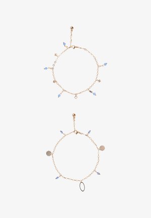 Két arany lánc karkötő kék gyöngyökkel és geometriai alakú medálokkal, az egyik négyzet alakú medálokkal, a másik kerek és ovális medálokkal.