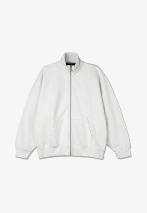 Sweatshirt branco com fecho éclair, feito de tecido macio, com um colarinho alto, bolsos grandes e um corte descontraído. Marca discreta no peito.