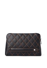 Clutch de cuero negro texturizado con un patrón de costura en forma de diamante naranja y un detalle de cinta horizontal asegurado por un botón plateado sobre un fondo blanco.