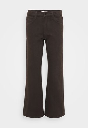 Breda ben, mörkbruna jeans i bomullsblandning. Har fyra fickor, bältesöglor och framknäppning. Slät textur.