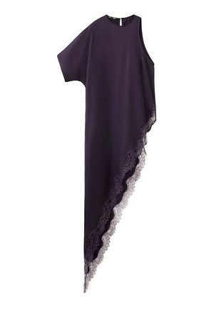 Robe asymétrique violet foncé avec une manche courte d'un côté, l'autre côté sans manche, et une bordure en dentelle le long de l'ourlet plus long et incliné.