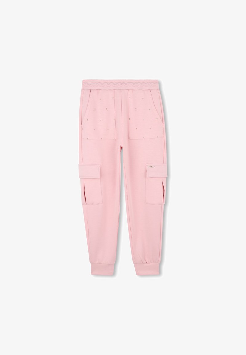 Pantalons de survêtement roses en tissu doux, avec une taille texturée, deux poches latérales et deux poches de style cargo sur les jambes.