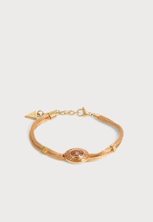 Bracelet tressé ton or avec une pierre précieuse ronde rose centrale sertie dans un cadre ovale décoratif et une fermeture à fermoir mousqueton.