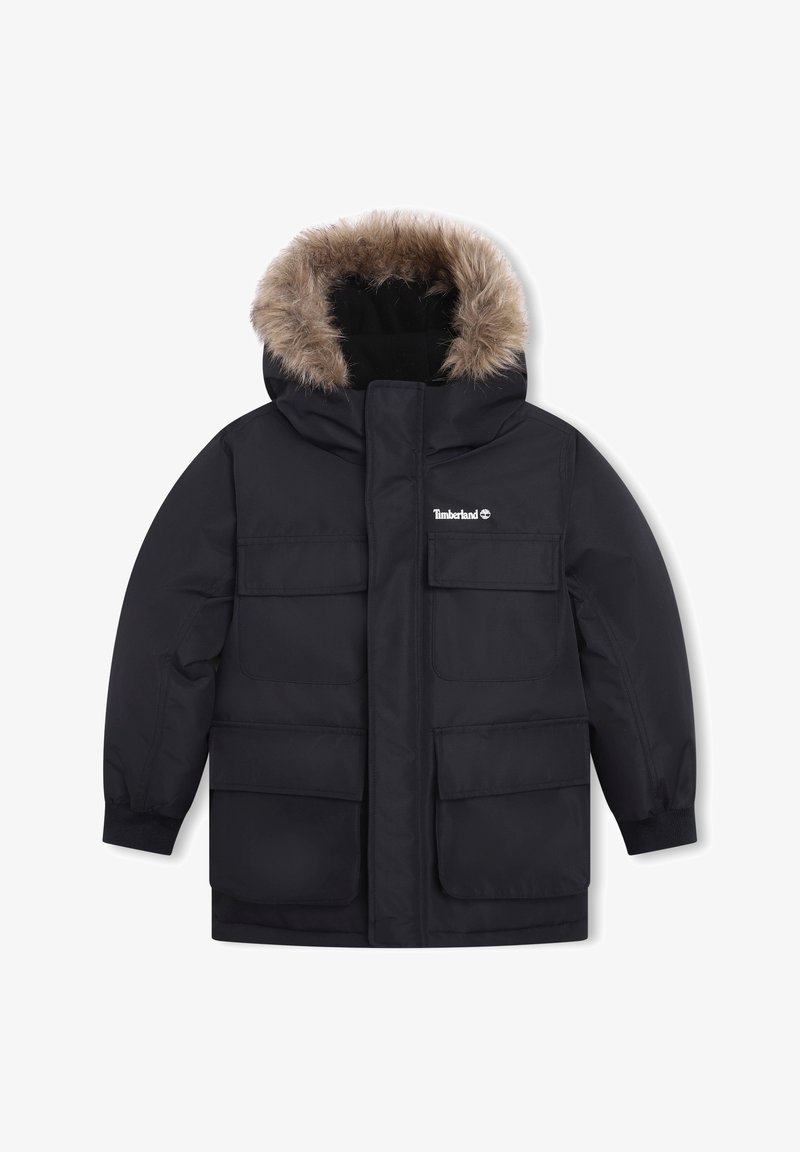 Zwarte geïsoleerde parka met een capuchon gevoerd met nepbont, meerdere voorzakken, elastische manchetten en Timberland-logo. Glad, waterafstotend oppervlak.
