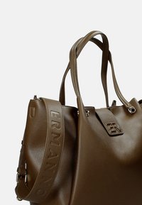 Borsa a tracolla in pelle marrone con doppi manici e una tracolla rimovibile, caratterizzata da "ERMANNO" in rilievo. Finitura testurizzata distintiva e accento del logo.