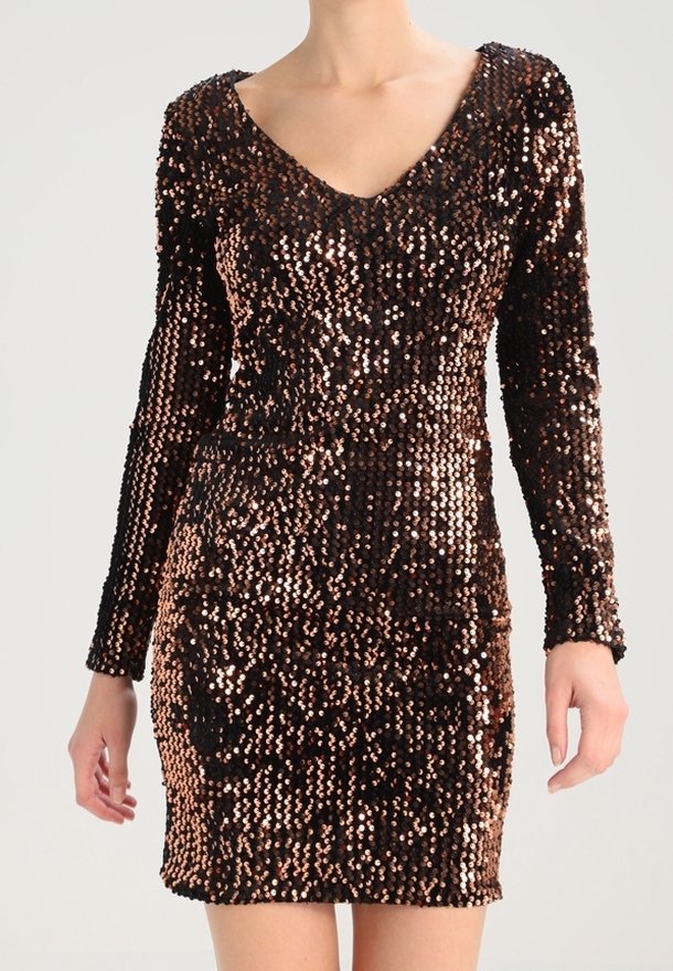 Kort, figursydd klänning med långa ärmar, tillverkad av glittrande paljetter i en gradient från svart till rosaguld, med en djup V-ringning.