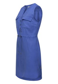 Ärmelloses blaues Kleid mit Knopfverschluss vorne, zwei Brusttaschen, Kordelzug in der Taille und abgerundetem Saum. Glattes Stoffmaterial mit einem leichten Glanz.