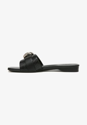 Zwarte slippersandalen met twee gestreepte bandjes, waarvan één een circulaire zilveren accent heeft. Glad zool, minimale hak en een strak ontwerp.