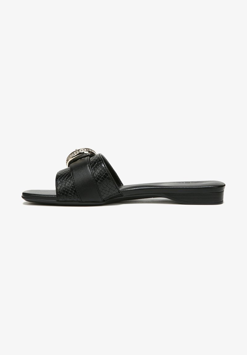 Zwarte slippersandalen met twee gestreepte bandjes, waarvan één een circulaire zilveren accent heeft. Glad zool, minimale hak en een strak ontwerp.