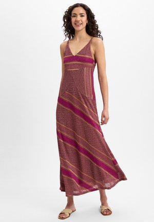 Robe maxi rose avec des motifs diagonaux rayés dorés et violets, faite en tissu léger, avec un décolleté en V et des bretelles spaghetti ajustables.