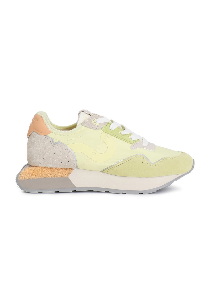 Sneakers con una combinazione di suede giallo pastello, grigio e beige, con lacci bianchi e un accento sul tallone grigio-texturizzato arancione.