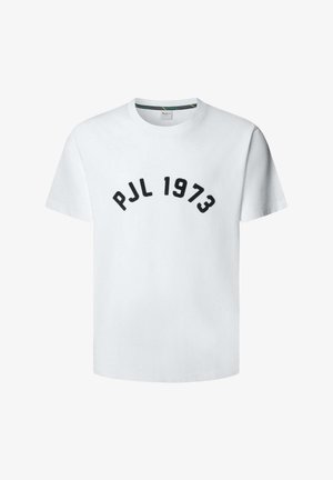 Balts īsās piedurknes t-krekls ar nokrāsotu kaklu un melnu tekstu "PJL 1973" arkas veidā uz krūšu.