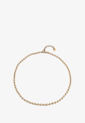 Collier en perles dorées avec des perles rondes uniformes, présenté avec une chaîne d'extension pour une longueur ajustable et un petit accent en forme d'étiquette.