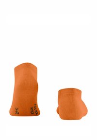 Orangene Knöchelsocken präsentiert, mit einem gerippten Bündchen, glatter Textur und schwarzem Drucktext an der Seite. Eine Socke ist etwas kürzer.