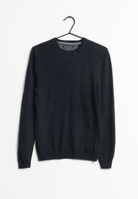 Marineblauer Pullover aus weichem Material, mit rundem Hals und langen Ärmeln. Dezentes Logo-Detail auf der Brust. Hängt an einem schwarzen Haken.