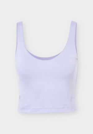 Ανοιχτό μοβ cropped τοπ με φαρδιές ράντες στους ώμους και στρογγυλή λαιμόκοψη σε απλό φόντο.