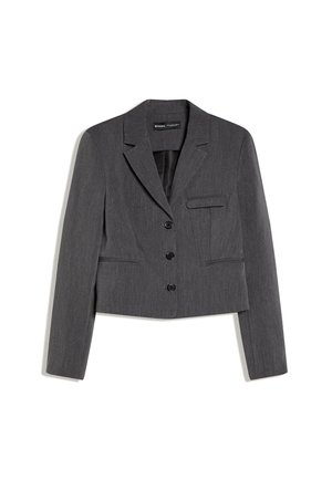Donkergrijze, op maat gemaakte blazer met drie zwarte knopen, notch-revers, lange mouwen en twee voorzakken tegen een witte achtergrond.