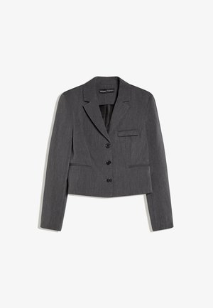 Tmavě šedé sako na míru s třemi černými knoflíky, klopami s výřezem, dlouhými rukávy a dvěma předními kapsami na bílém pozadí.