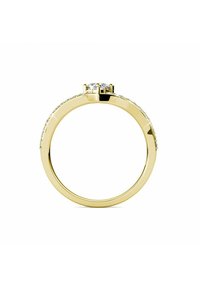 Gouden ring met een centrale steen en kleinere edelstenen die in de band zijn ingelegd. De ring heeft een gladde, gepolijste afwerking en een ronde vorm.