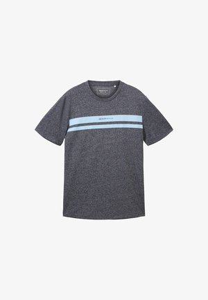 Pilkas trumpas rankovėmis marškinėliai, pagaminti iš tekstūruotos medžiagos, su šviesiai mėlyna horizontaline juostele per krūtinę ir prekės ženklu virš jos.