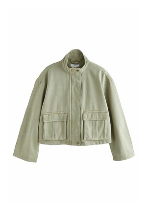 Lys grøn cropped jakke med stående krave, foran trykknapper og to store klaplommer foran.