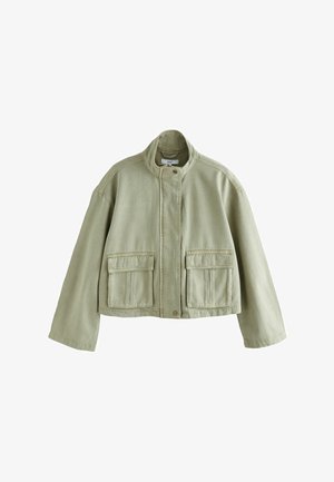 Lys grøn cropped jakke med stående krave, foran trykknapper og to store klaplommer foran.