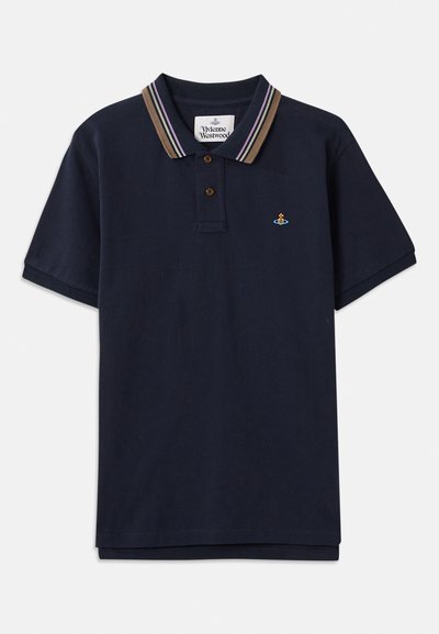 Tricou polo de culoare bleumarin, confecționat din bumbac, cu un guler în dungi crem, maron și mov, având o plachetă cu două butoane și un mic logo brodat.