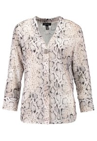 Cardigan léger imprimé serpent en crème et noir, avec un col en V, des manches trois-quarts et une fermeture à un bouton. Texture de tissu douce.