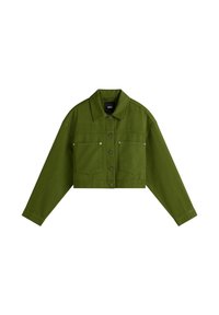 Giacca di jeans verde tagliata con chiusura a bottoni, due tasche sul petto e maniche lunghe con polsini abbottonati.