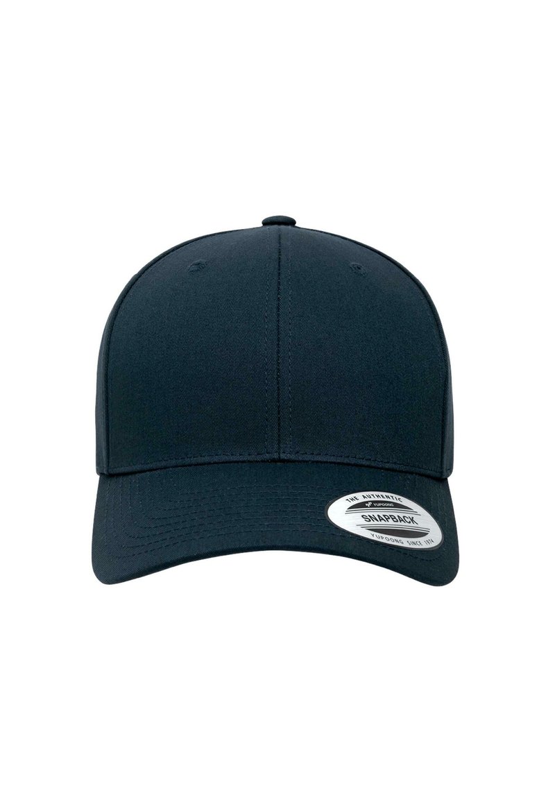 Căciulă snapback de culoare albastru închis, cu un vârf structurat, margine curbată și un etichetă gri cu logo pe partea din stânga față. Textură de țesătură netedă.