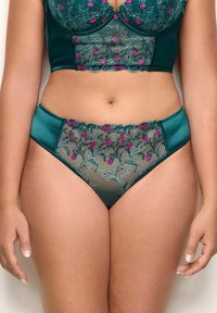 Set di lingerie verde smeraldo con ricami floreali in rosa e teal, con dettagli in satin e un pannello in rete trasparente.