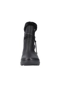 Bottines en cuir noir avec un col en fausse fourrure, un design à lacets et une semelle en caoutchouc robuste, présentant une finition texturée et des accents matériels subtils.