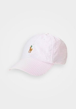 Boné de basebol listrado rosa e branco com aba curva e logo bordado de jogador de polo na frente. Tecido texturizado, design casual.