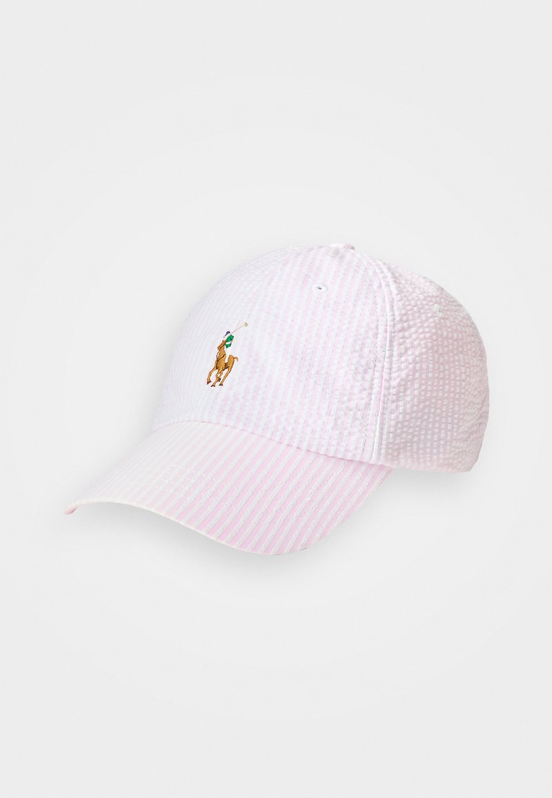 Casquette de baseball rayée rose et blanche avec une visière courbée et un logo de joueur de polo brodé à l'avant. Tissu texturé, design décontracté.