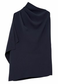 Ubraná tmavě modrá látka s hladkým povrchem a elegantními záhyby, která naznačuje oděv nebo doplněk.
