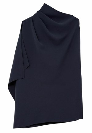Ubraná tmavě modrá látka s hladkým povrchem a elegantními záhyby, která naznačuje oděv nebo doplněk.