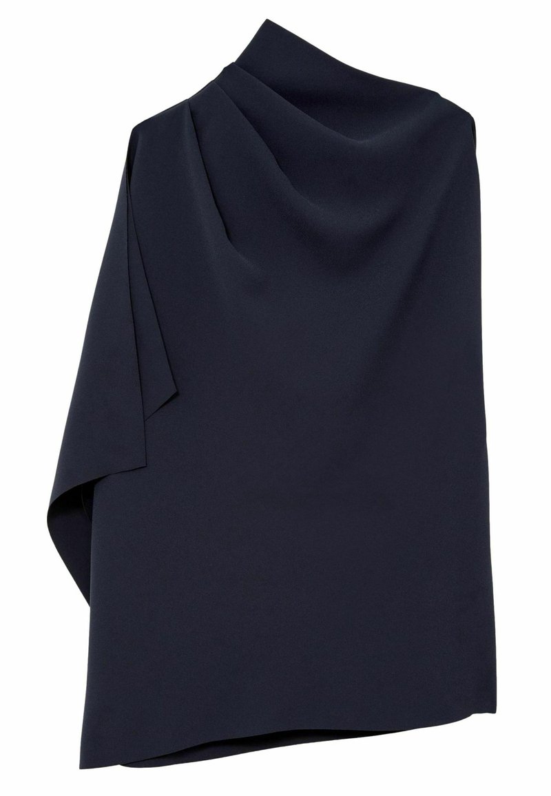 Ubraná tmavě modrá látka s hladkým povrchem a elegantními záhyby, která naznačuje oděv nebo doplněk.