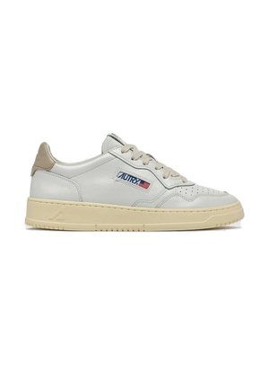 Sneaker in pelle bianca con suola e lacci beige, logo Autry e patch con bandiera americana sul lato, con dettaglio sul tallone color cuoio.